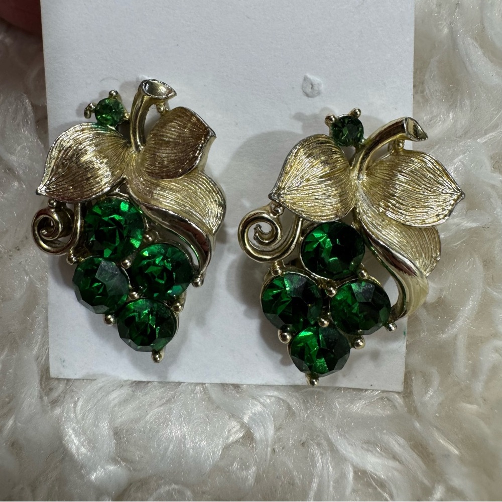 Vintage Lisner Goldtone Metal Green Rhinestone Grape Cluster Clip Earrings - Picture 4 of 6